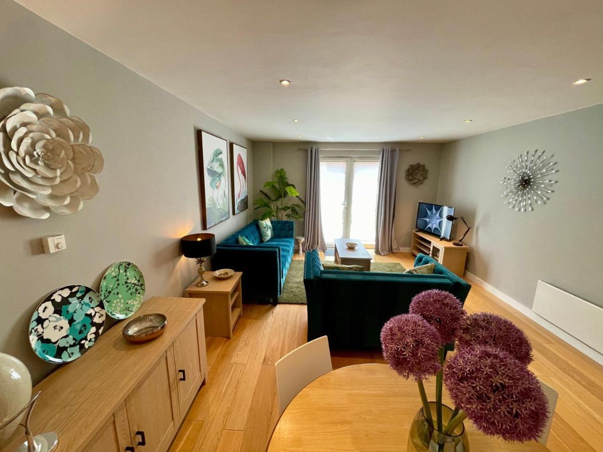 Stunning 2-Bed Town Centre Apartment - Hosted By Hutch Lifestyle Leamington Spa Extérieur photo