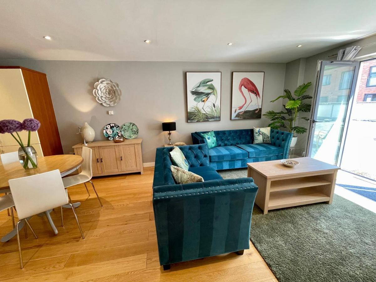 Stunning 2-Bed Town Centre Apartment - Hosted By Hutch Lifestyle Leamington Spa Extérieur photo