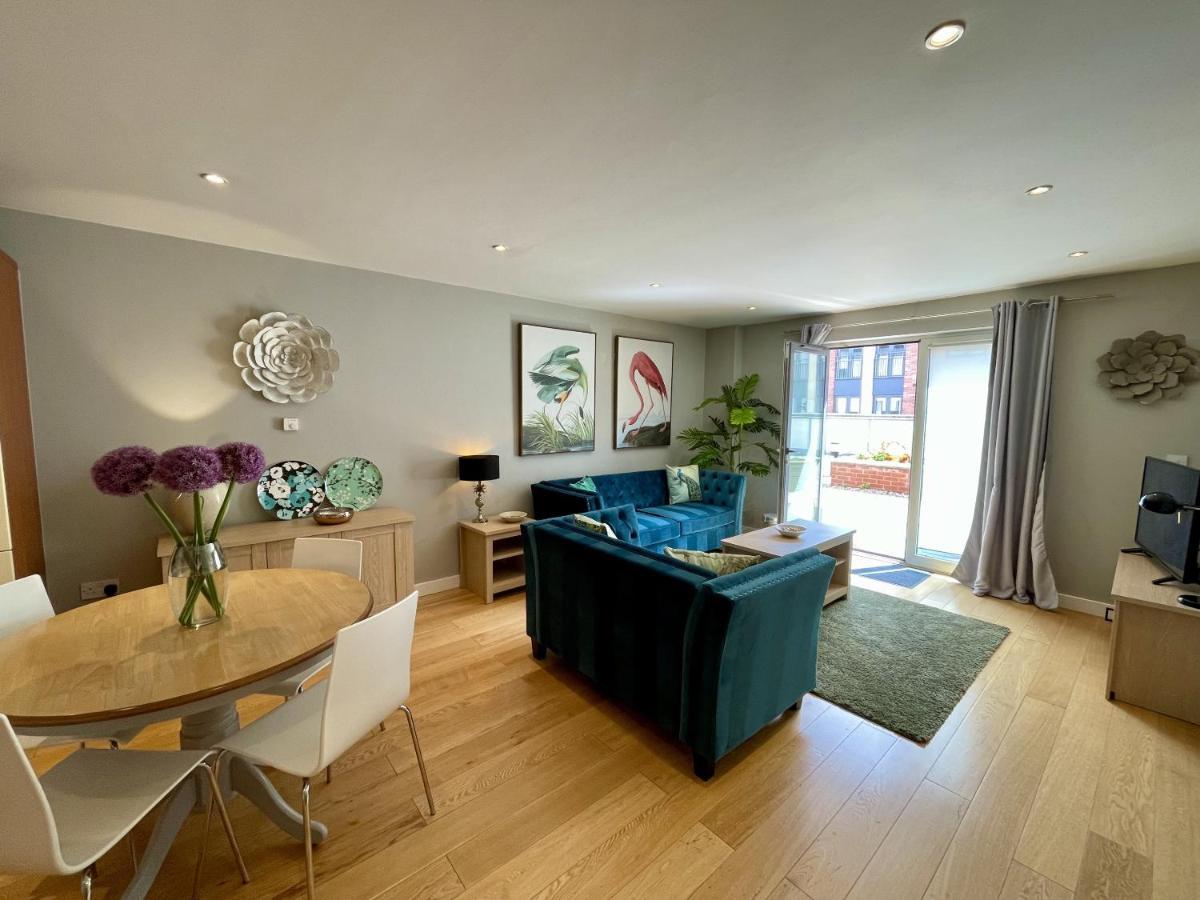 Stunning 2-Bed Town Centre Apartment - Hosted By Hutch Lifestyle Leamington Spa Extérieur photo
