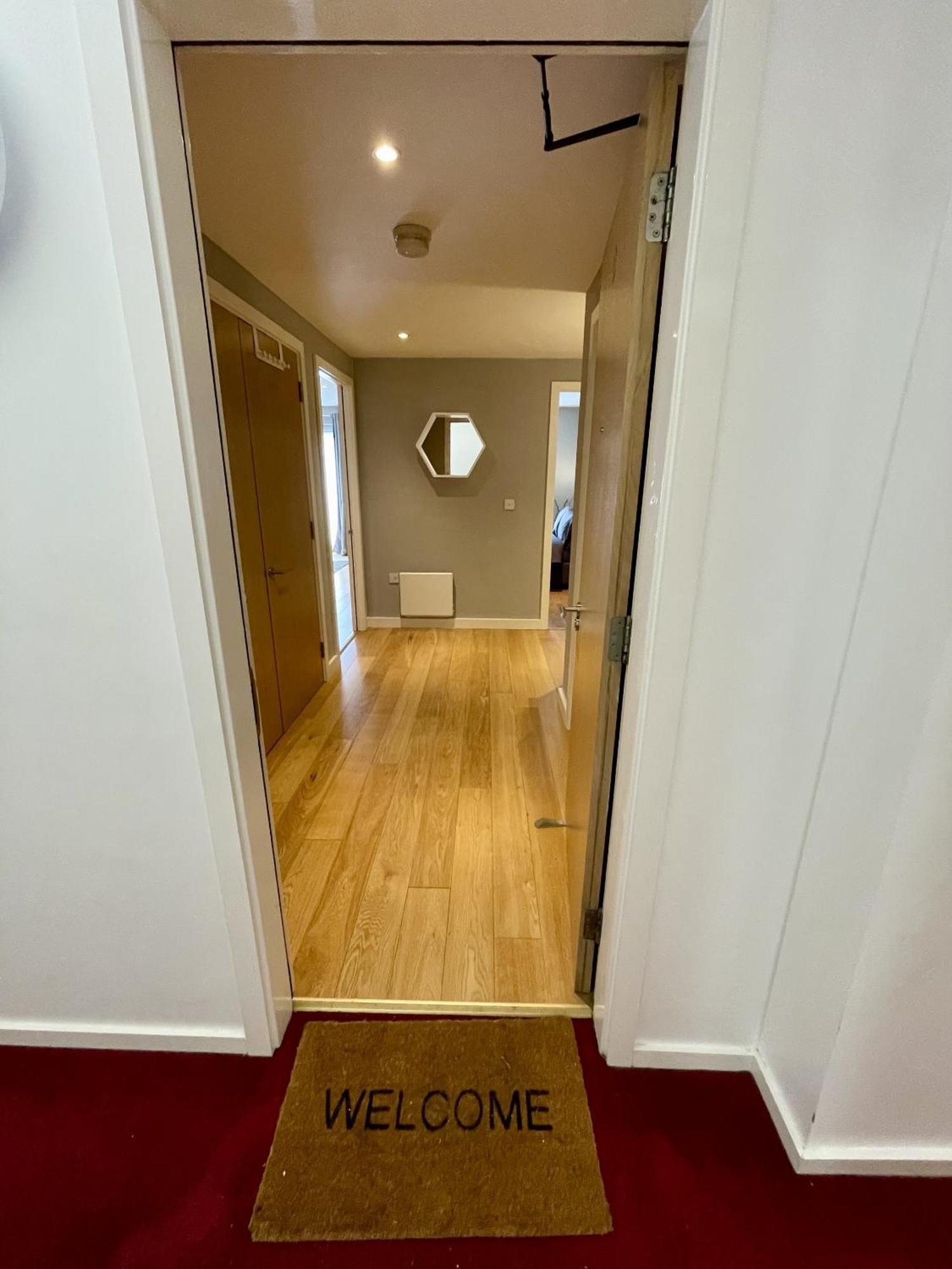 Stunning 2-Bed Town Centre Apartment - Hosted By Hutch Lifestyle Leamington Spa Extérieur photo
