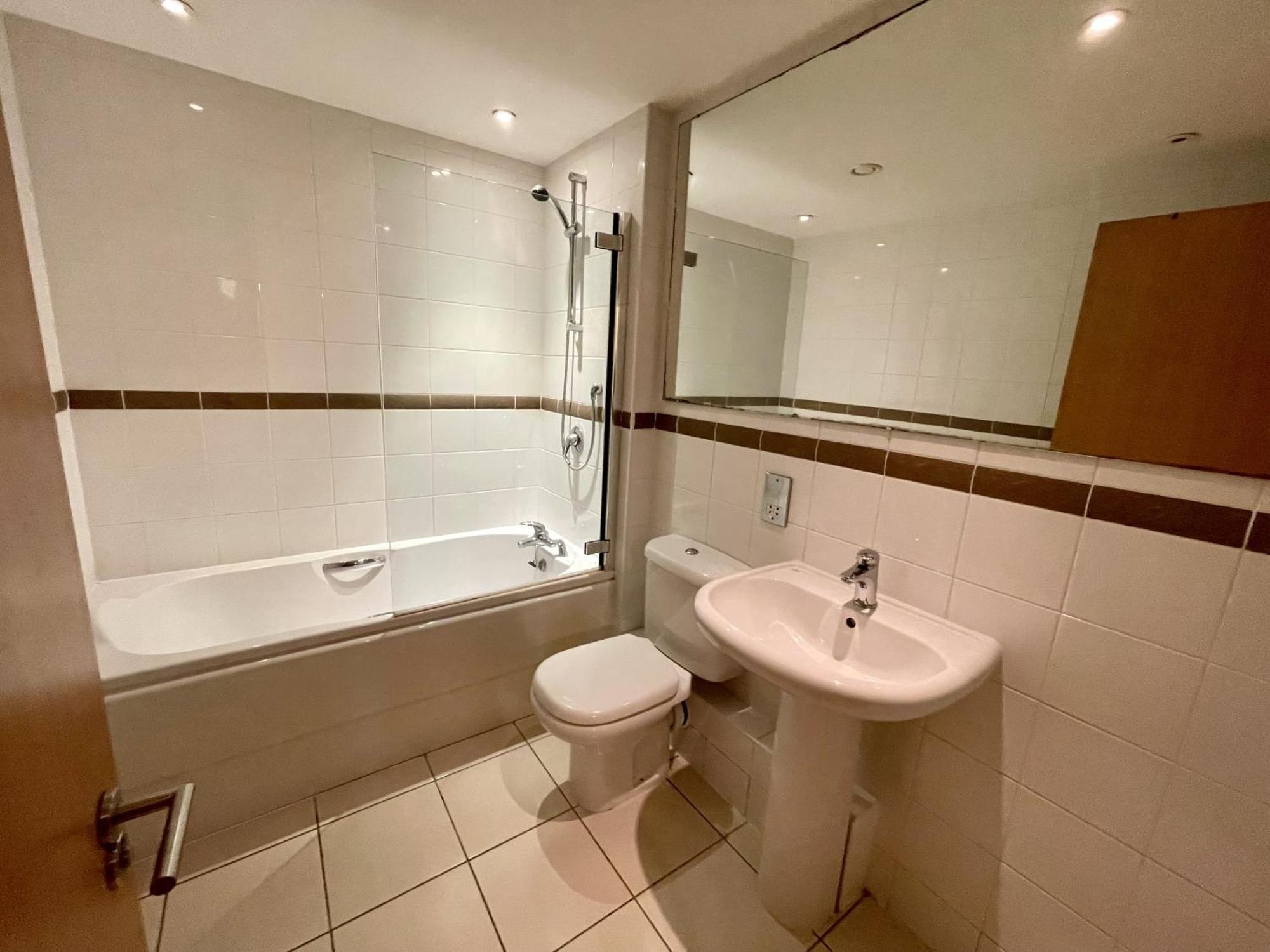 Stunning 2-Bed Town Centre Apartment - Hosted By Hutch Lifestyle Leamington Spa Extérieur photo